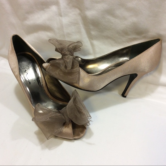 TOUCH OF NINA SATIN PUMPS WITH BOW 7.5 $89 - Picture 1 of 10